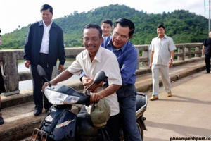 Thủ tướng Campuchia bị phạt vì không đội mũ bảo hiểm khi đi xe máy