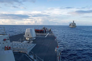 Tàu chiến Mỹ diễn tập sát đảo nhân tạo trên Biển Đông