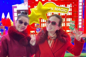 Hà Phương và Thu Tuyết đón giáng sinh sớm trên đất Mỹ