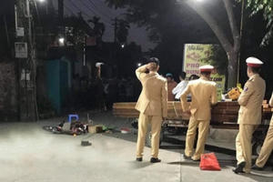Hưng Yên: Va chạm giữa xe đạp điện với xe máy kéo chở gỗ, bé trai 3 tuổi tử vong