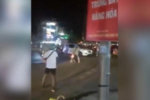 TP HCM: Công an nổ súng trấn áp hỗn chiến giữa tài xế GrabBike và tài xế xe ôm truyền thống