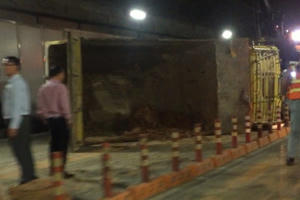 Xe ben chở đất lật nhào trong hầm vượt sông Sài Gòn