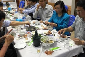 Bộ trưởng Nguyễn Thị Kim Tiến khoe ảnh 'ăn tôm cá tại Hà Tĩnh'