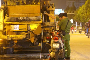 Tông xe vào xe bơm hút bê tông, một người nguy kịch