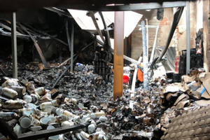 Hình ảnh hàng hóa bị thiêu rụi trong vụ cháy kinh hoàng gần chợ Vinh