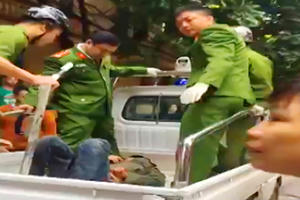 Thanh Hoá: Công an nổ súng bắt kẻ "ngáo đá" cầm lưỡi lê uy hiếp con tin