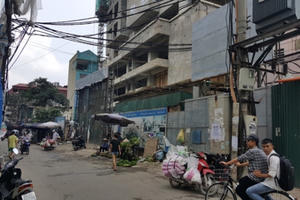 Phố nhỏ Hà Nội 'gồng' mình 'gánh' chung cư Phố nhỏ Hà Nội 'gồng' mình 'gánh' chung cư