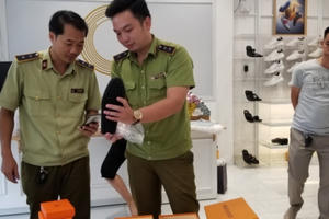 Đồng Nai: Kiểm tra đột xuất, thu giữ hàng trăm sản phẩm thời trang có dấu hiệu giả mạo thương hiệu