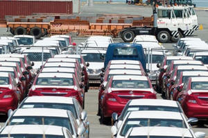 Lượng xe nhập giảm bất thường vì người mua "gác tiền", dân buôn tránh lỗ