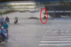 [Clip]: Tài xế Grab thoát chết thần kì sau khi bị xe tải tông trúng