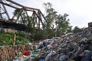 Rác thải “bủa vây” chân cầu Long Biên