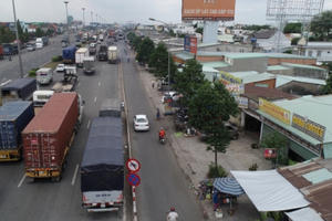 Biến Quốc lộ 1A thành bãi đậu xe, phục vụ một loạt quán cơm