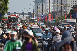 Ảnh: Người dân ùn ùn đổ về Thủ đô trong tiết trời nắng nóng