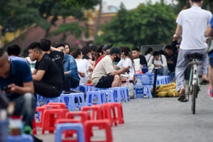 Trà đá ven hồ Tây kín đặc người, chủ quán lẫn khách hàng thờ ơ với lệnh cấm