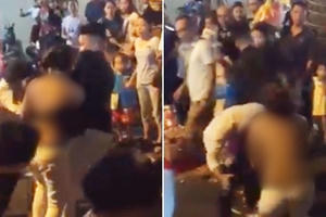 Người phụ nữ bị lột sạch áo, hùng hổ lao vào đánh nhau ở phố Hàng Mã đêm Trung thu