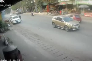 [Clip]: Bị yêu cầu dừng xe, đôi nam nữ tăng ga "húc văng" chiến sĩ CSCĐ