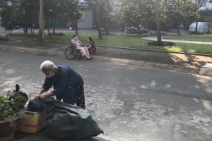 Người thu gom ve chai - Lực lượng bị "bỏ quên" trong công tác phân loại rác