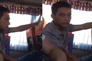 Phẫn nộ với thanh niêm xăm trổ, cầm kim tiêm dính máu xin tiền hành khách trên xe