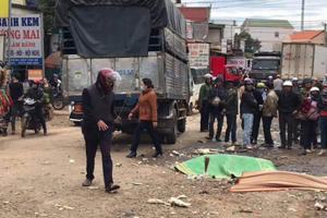 Lâm Đồng: Xe tải cuốn xe máy vào gầm, 2 người tử vong