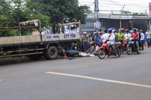 Tai nạn giao thông Plus: Người đàn ông chết thảm vì đi xe máy tông vào đuôi xe tải đậu bên đường
