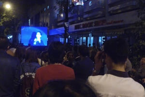 Chùm ảnh: Hàng trăm người phải ngồi ngoài vì không còn chỗ xem Khánh Ly hát nhạc Trịnh