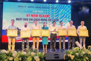 Chủ tịch UBND tỉnh Bắc Giang tặng Bằng khen TKTS Pháp luật Plus - Báo Pháp luật Việt Nam