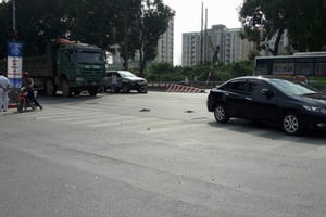 Hà Nội: Dừng đèn đỏ, 2 thanh niên bị xe ô tô kéo vào gầm