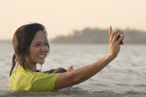 Hoa hậu H'Hen Niê lội sông mò trai dịp nghỉ lễ