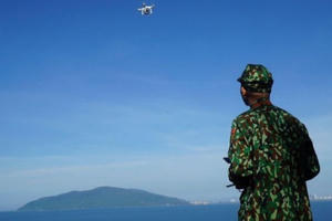 Bộ đội biên phòng dùng flycam truy tìm phạm nhân trốn trại