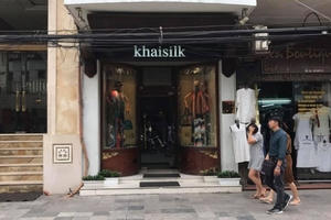 Cửa hàng Khai Silk tại Hà Nội bị tiến hành kiểm tra, khám xét