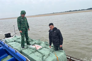 Đồn Biên phòng Trà Cổ thu giữ hơn 1 tấn thịt vịt đông lạnh không rõ nguồn gốc trên biển Móng Cái