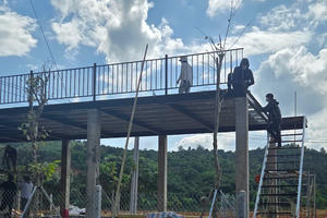 Có hay không Công ty TNHH Kiến trúc và Xây dựng Kiến Tạo Xanh ký hợp đồng nhưng nhận tiền qua tài khoản cá nhân, vi phạm quy định về kế toán và nghĩa vụ thuế?