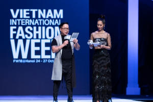 Dương Thuỳ Linh thay hai bộ đầm tại Vietnam International Fashion Week
