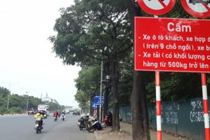 Hà Nội: Tài xế bức xúc vì chặng đua F1 hủy nhưng biển cấm vẫn còn