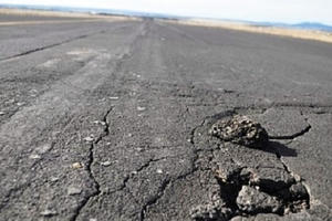 Đường lăn sân bay Cát Bi lại xuất hiện lún nứt