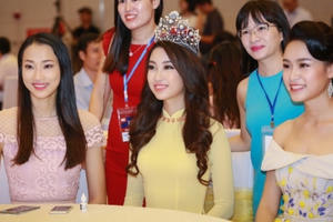 Hoa hậu Mỹ Linh tỏa sáng trong tà áo dài vàng