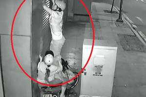 Clip: Đôi nam nữ "nhảy" hàng loạt bóng đèn trong đêm