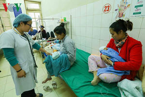 Tăng đột biến trẻ nhập viện do thời tiết chuyển mùa