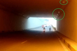 Nhà thầu tắt điện để tiết kiệm, các phương tiện "mò mẫm" đi trong đêm tối