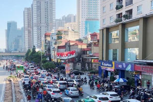 Cận cảnh cao ốc "nhấn chìm" con đường BT Hà Nội