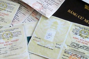 Ai mua bằng giả?