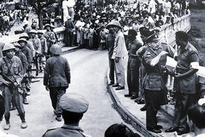 Nữ sinh thướt tha áo dài đón đoàn quân tiếp quản Thủ đô ngày 10/10/1954 Nữ sinh thướt tha áo dài đón đoàn quân tiếp quản Thủ đô ngày 10/10/1954