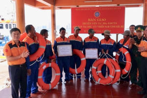 Cứu nạn 7 thuyền viên tàu cá gặp sự cố chết máy tại vùng Nam vịnh Bắc Bộ