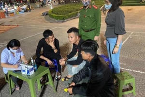 Hà Nội xử phạt người không đeo khẩu trang tại phố đi bộ hồ Hoàn Kiếm