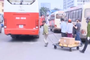 Thời sự 9h ngày 24/4/2017: Những kẽ hở nguy hiểm của dịch vụ gửi hàng qua xe khách