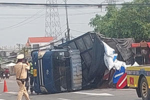 Tránh xe đạp điện băng qua đường, ô tô tải lật ngang QL1A ở Đồng Tháp