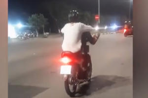 Clip: Bức xúc cảnh nam thanh niên lái xe máy bằng 2 chân gây nguy hiểm cho người đi đường