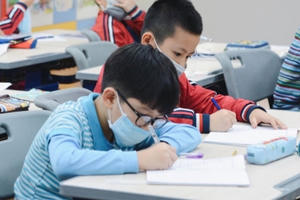 Học sinh lớp 1, 2 thực hiện bài kiểm tra định kỳ trực tiếp