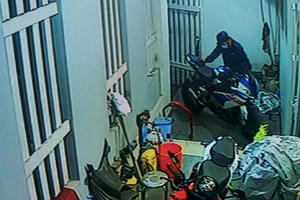 Camera an ninh ghi hình ảnh nhóm nam nữ táo tợn cắt khóa tiệm vàng, trộm mô tô BMW Camera an ninh ghi hình ảnh nhóm nam nữ táo tợn cắt khóa tiệm vàng, trộm mô tô BMW