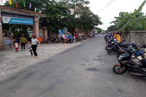 Những hàng xe thẳng tắp trước giờ tan trường ở Hà Tĩnh